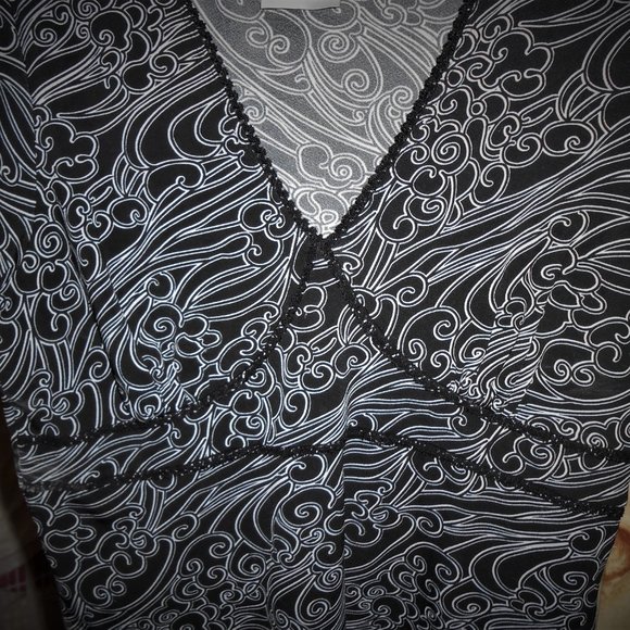 Black & White Slenderizing Top - Picture 8 of 12